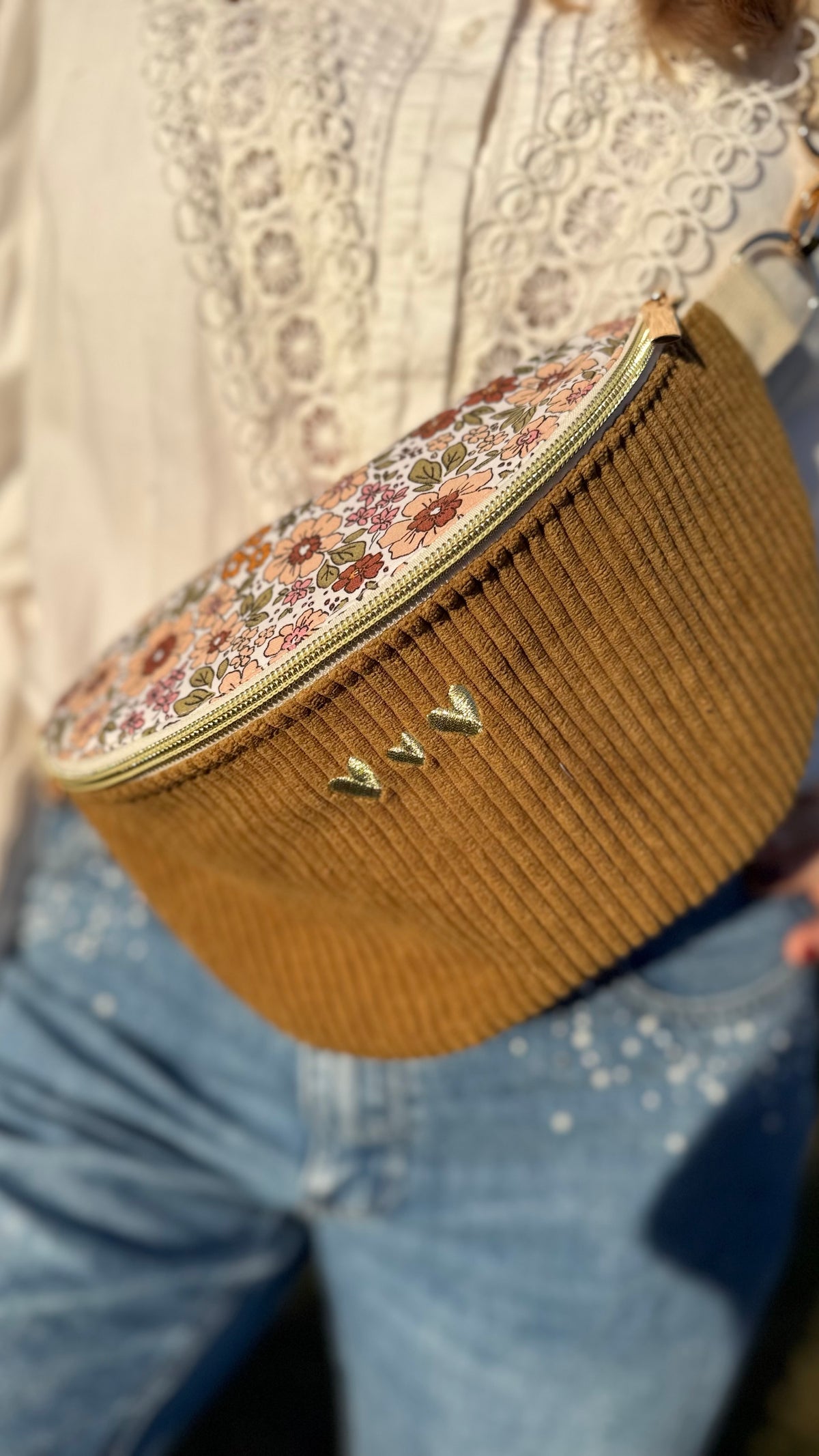 Sac banane Lovia en velours côtelé ocre, rabat fleuri rose et cœurs dorés brodés