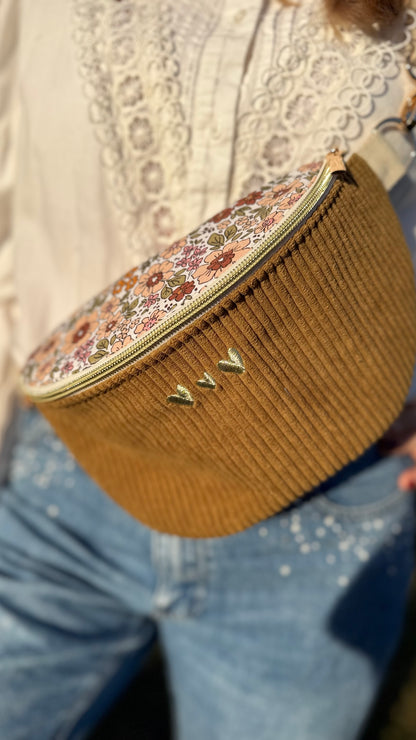 Sac banane Lovia en velours côtelé ocre, rabat fleuri rose et cœurs dorés brodés