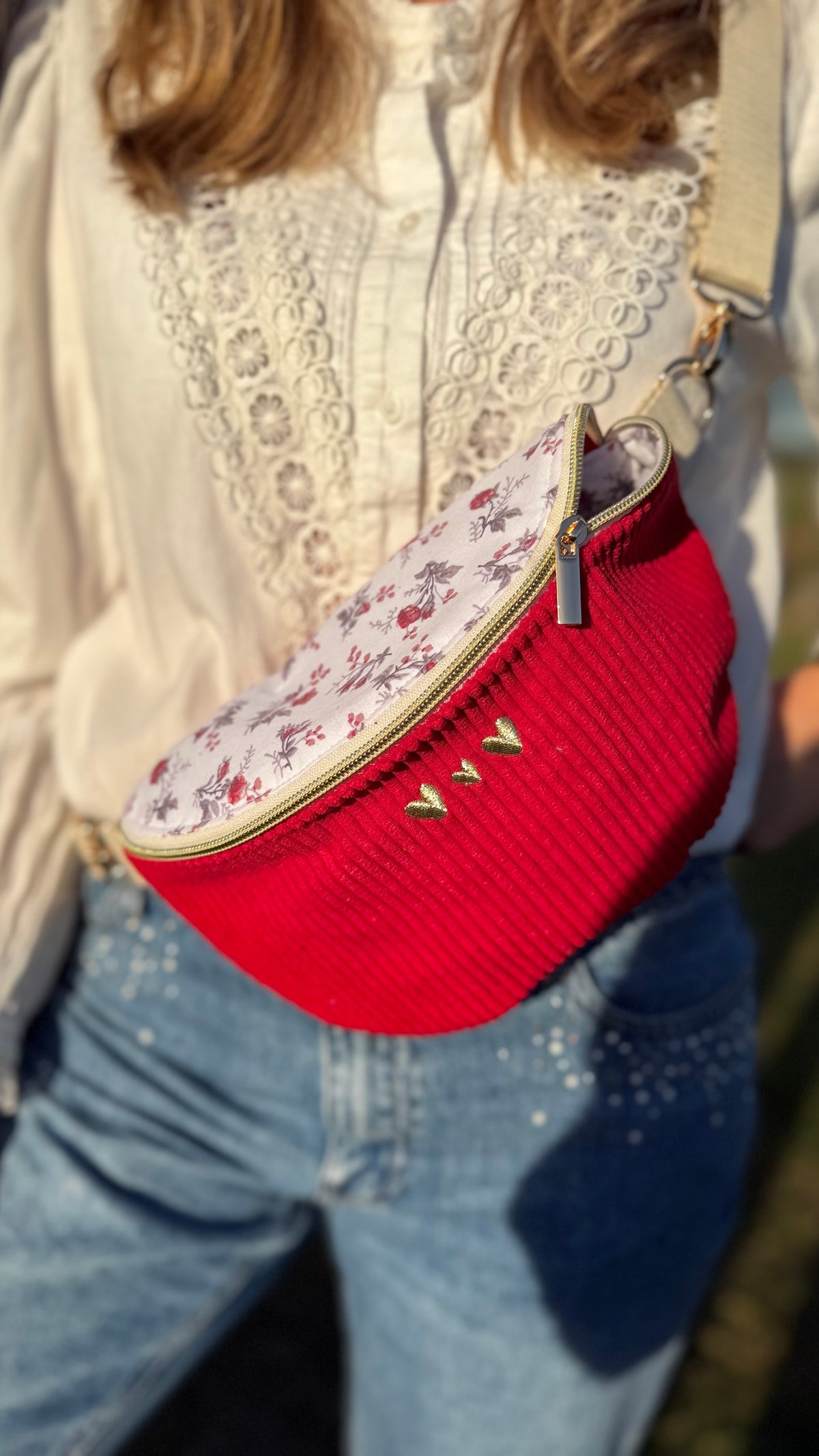 Sac banane Lovia en velours côtelé rouge, rabat fleuri rose et cœurs dorés brodés