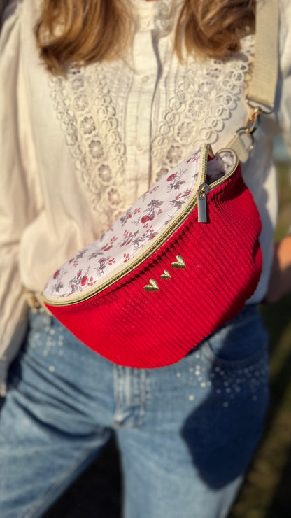 Sac banane Lovia en velours côtelé rouge, rabat fleuri rose et cœurs dorés brodés