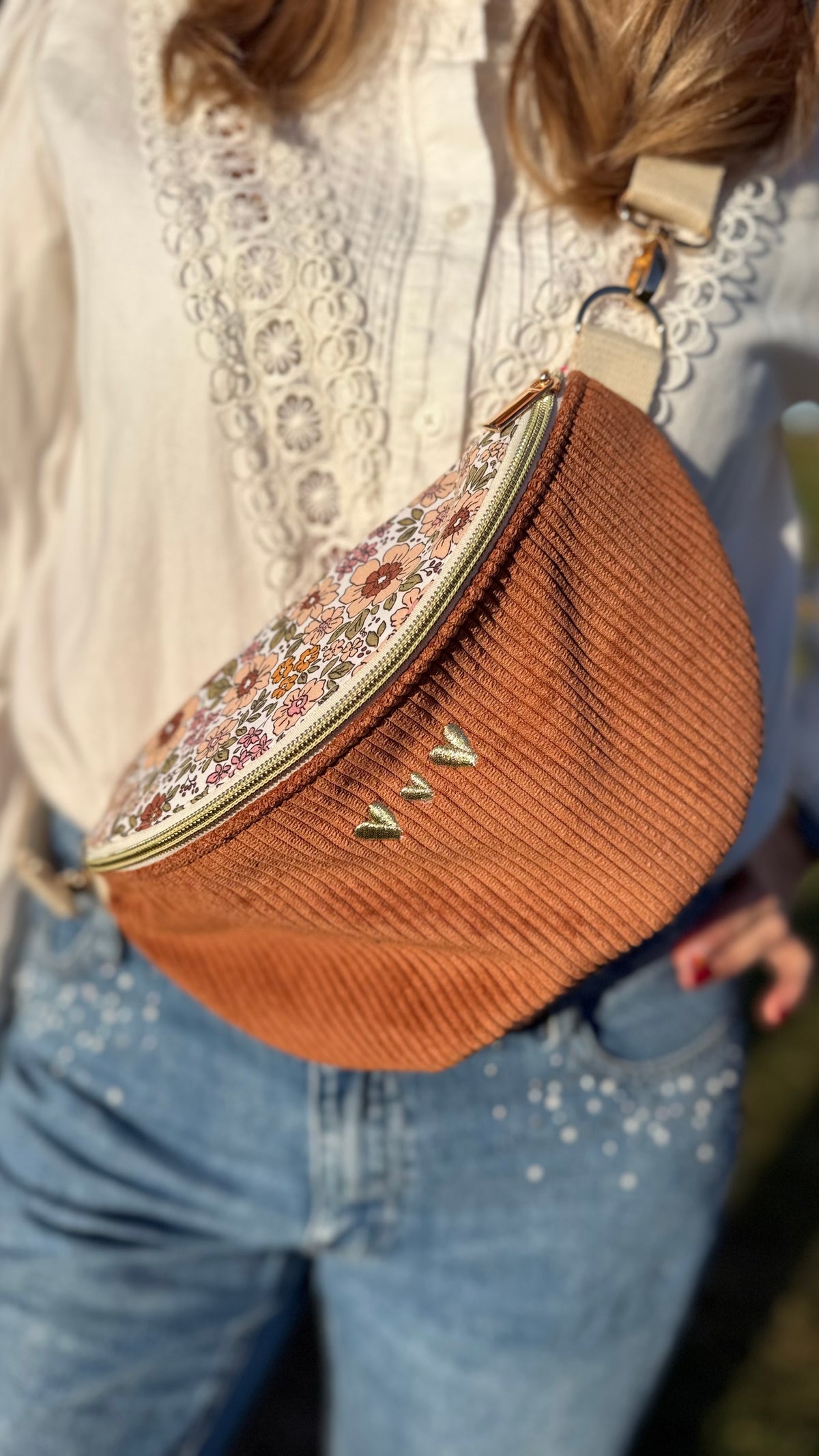 Sac banane Lovia en velours côtelé terracotta, rabat fleuri et cœurs dorés brodés