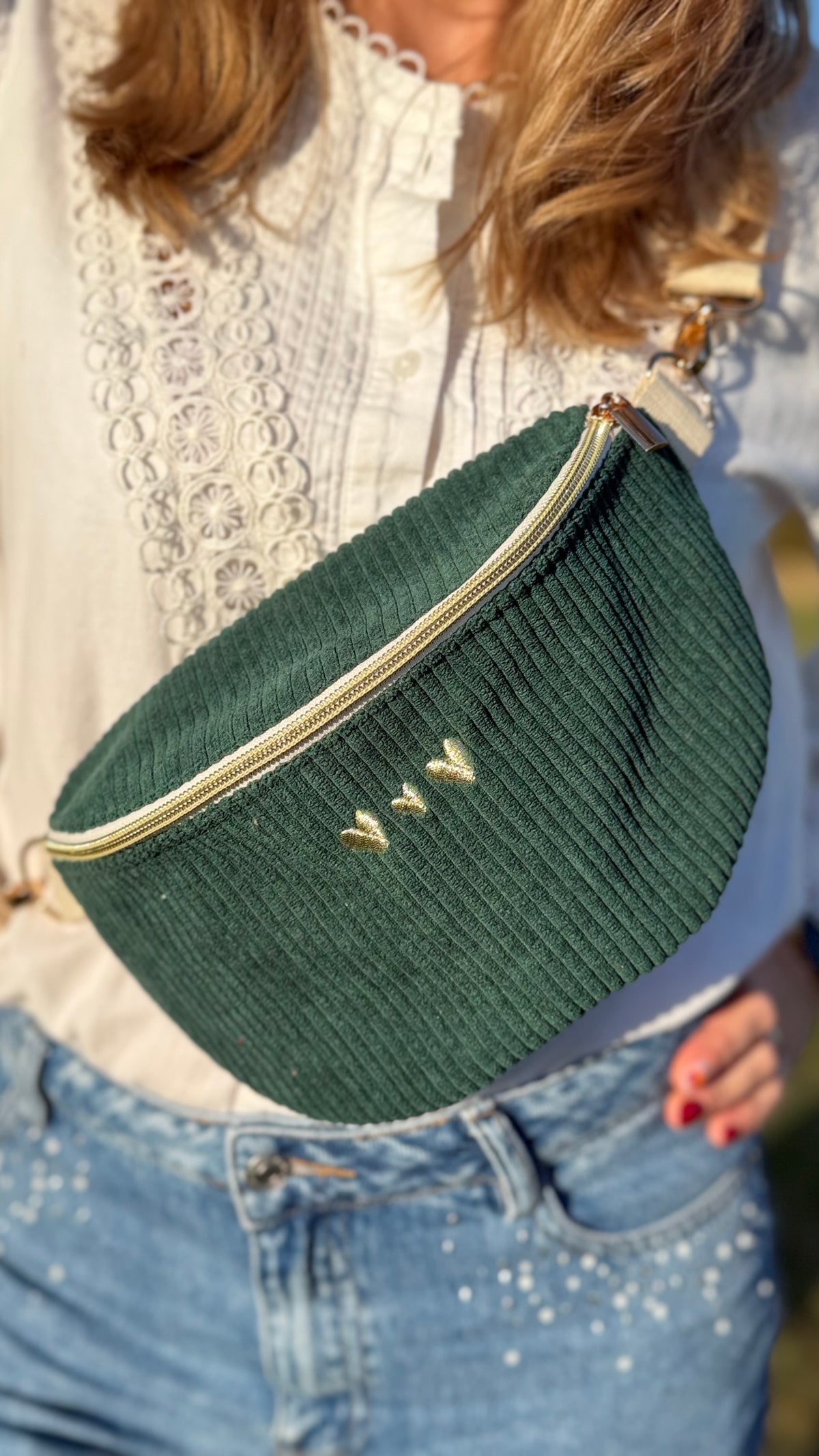 Sac banane Lovia en velours côtelé vert sapin, trois cœurs dorés brodés