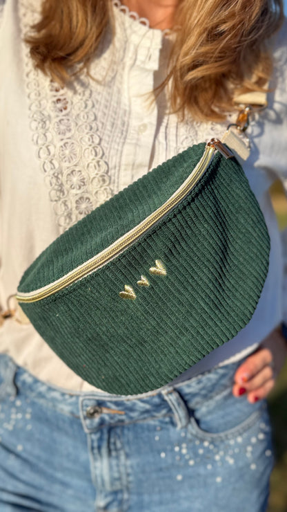 Sac banane Lovia en velours côtelé vert sapin, trois cœurs dorés brodés