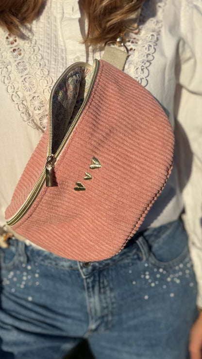 Sac banane Lovia en velours côtelé vieux rose ouvert, trois cœurs dorés brodés