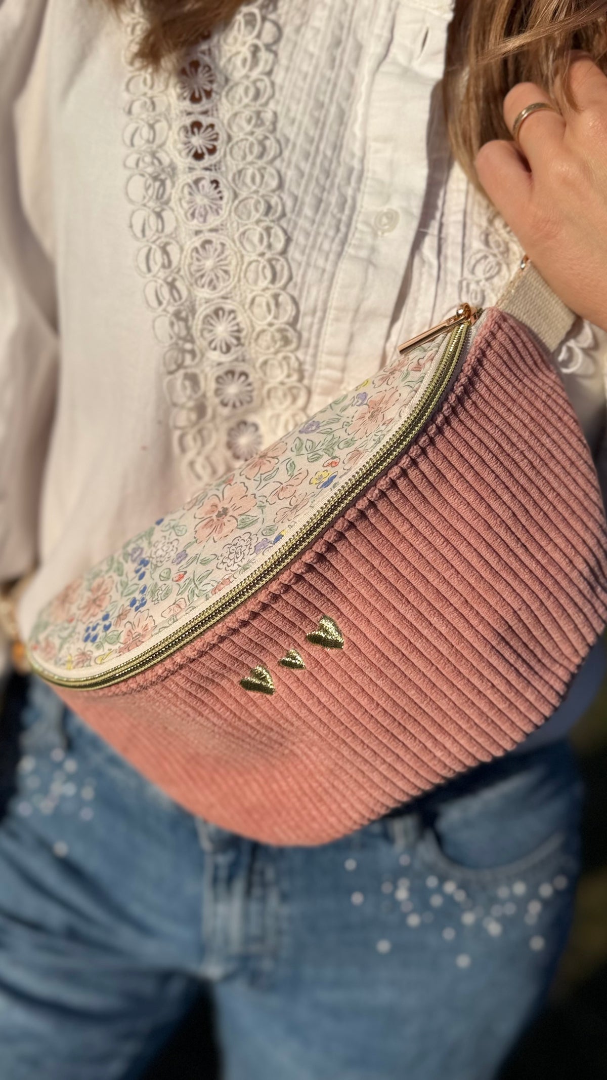 Sac banane Lovia en velours côtelé vieux rose, rabat fleuri pastel et cœurs dorés brodés