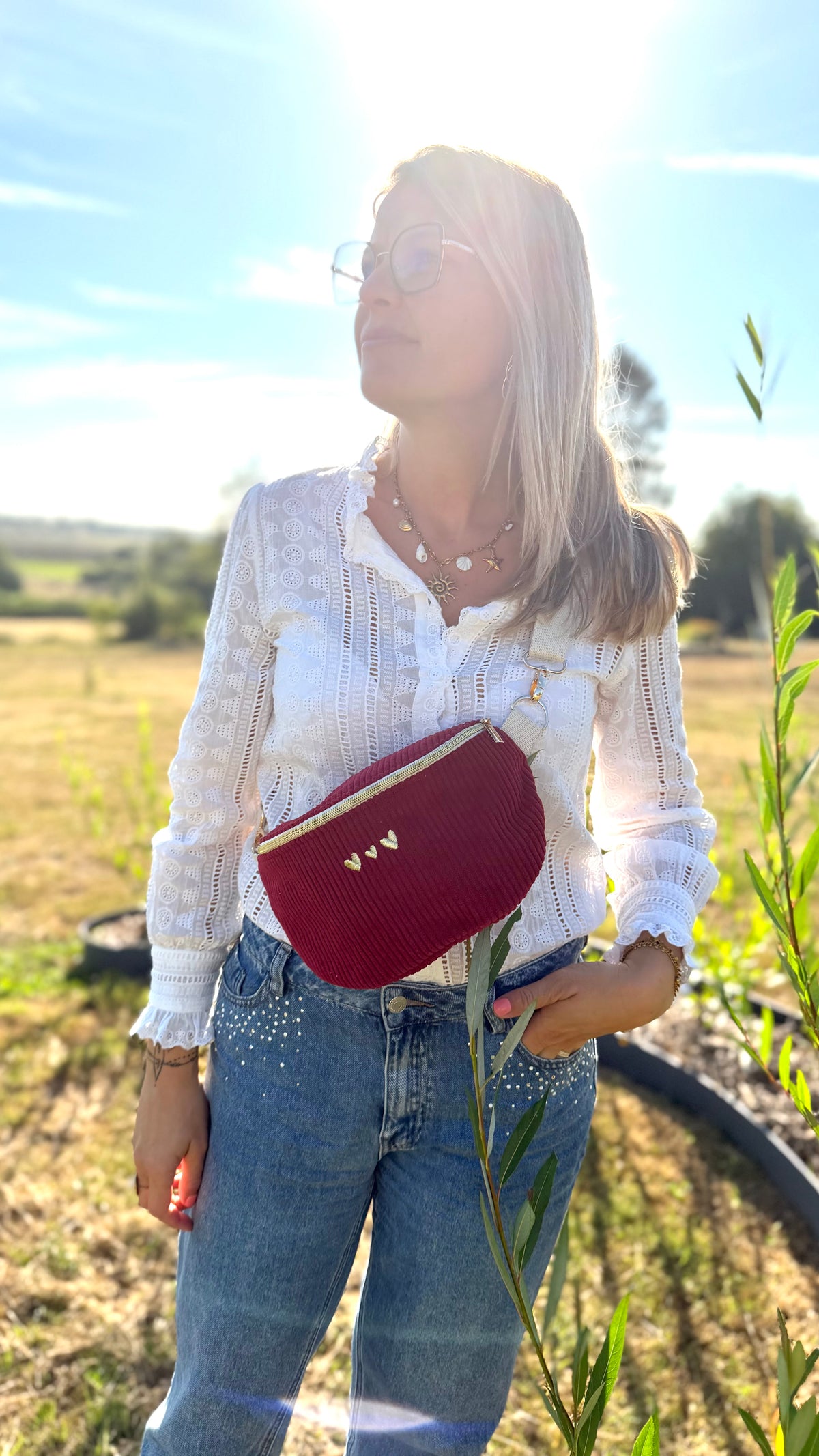 Sac banane velours côtelé bordeaux porté à la taille, fait main par Lil'O'Zelle