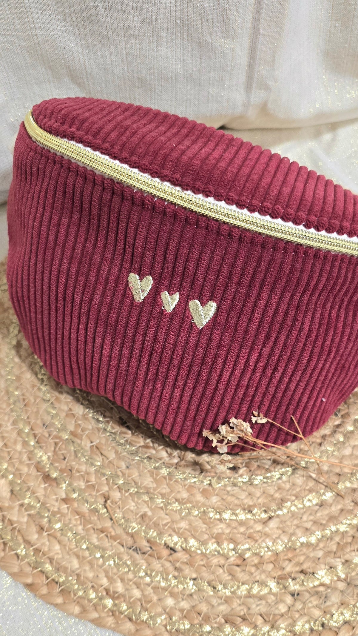 Sac banane velours Lovia personnalisé, velours bordeaux, cœurs brodés
