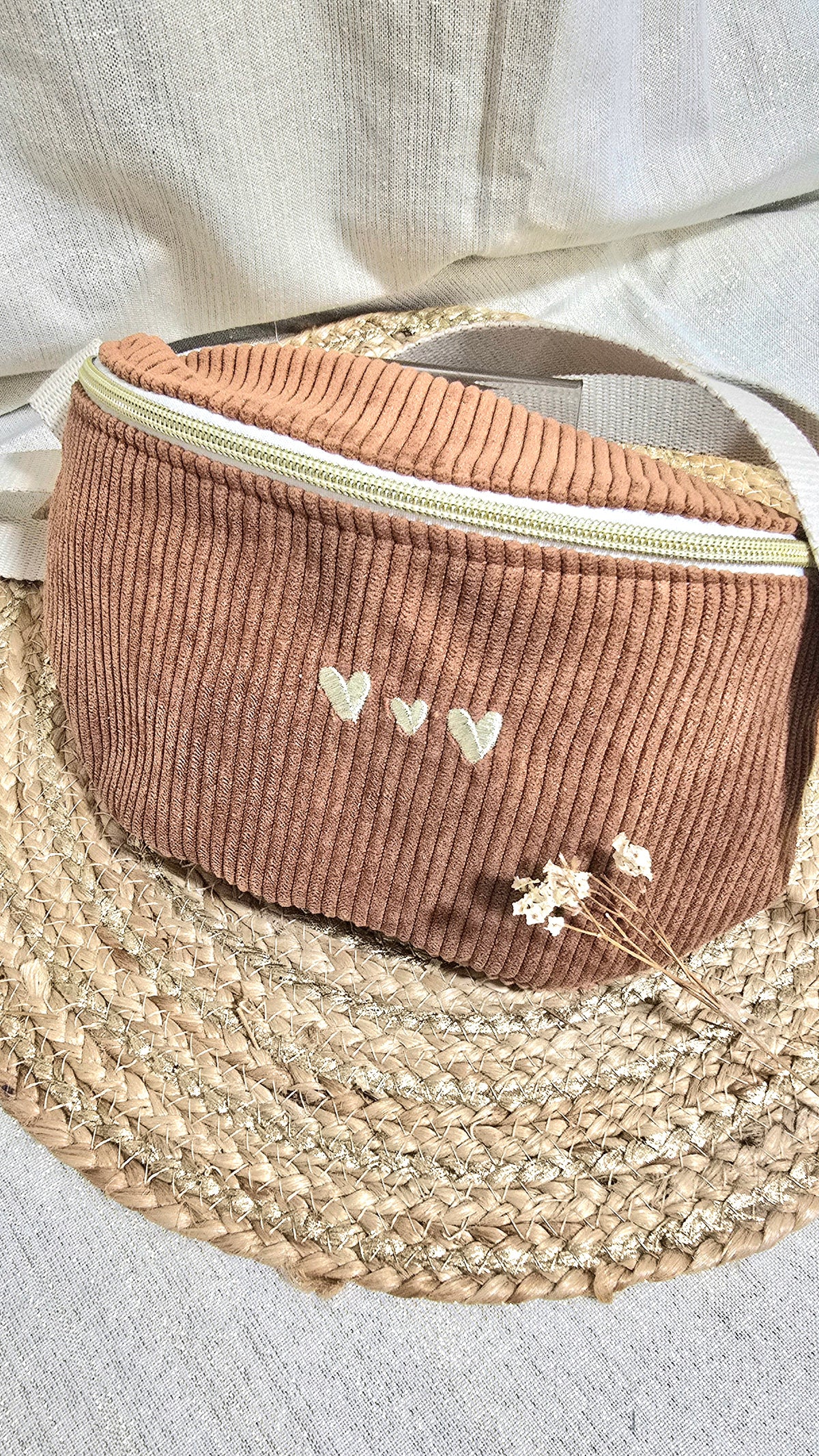Sac banane velours Lovia personnalisé, velours vieux rose, cœurs brodés