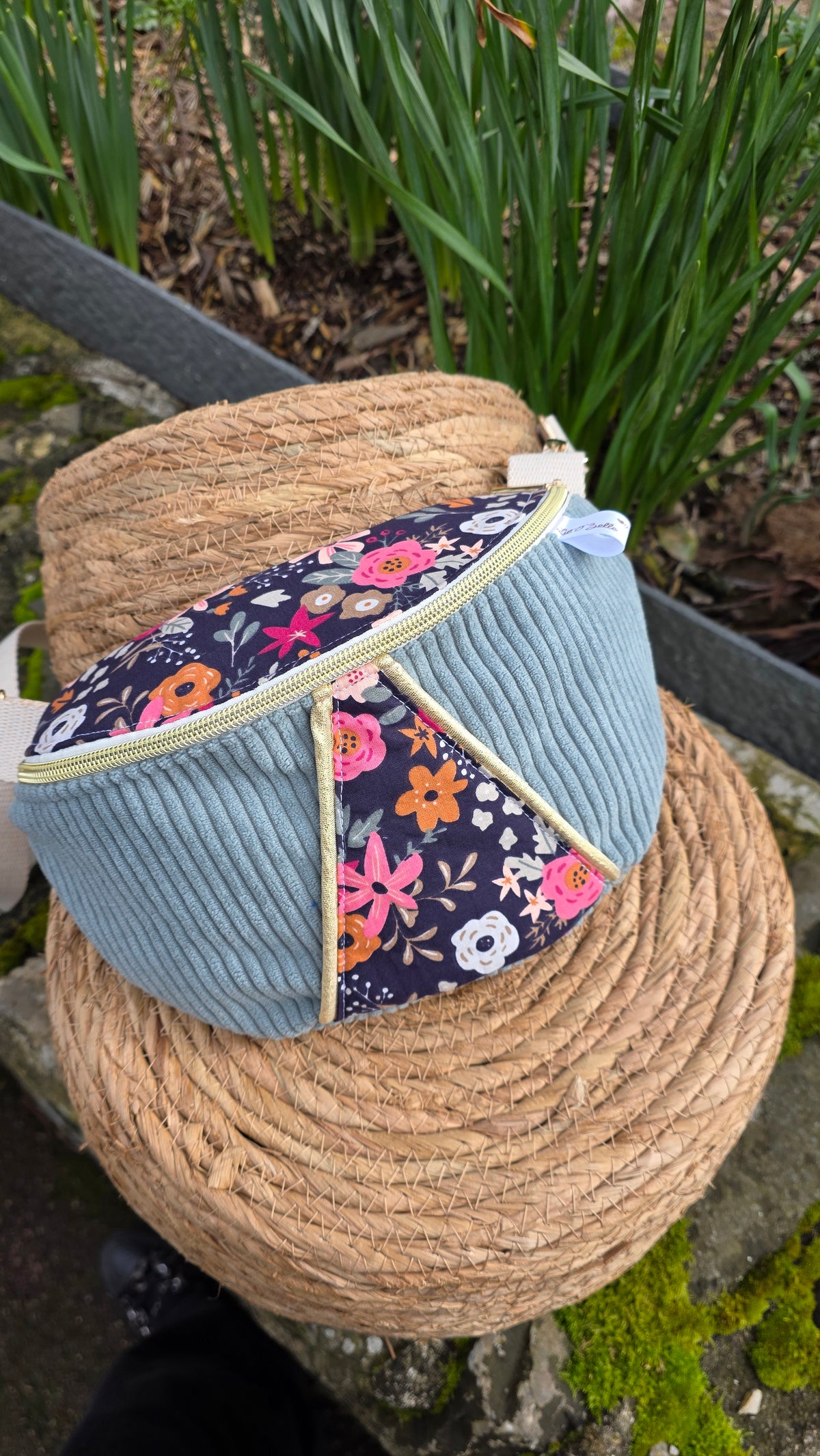 Sac banane velours Naïa, velours bleu glacier et empiècement fleuri