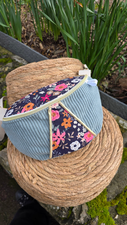 Sac banane velours Naïa, velours bleu glacier et empiècement fleuri