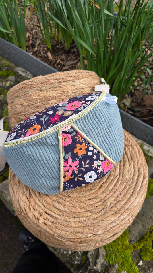 Sac banane velours Naïa, velours bleu glacier et empiècement fleuri