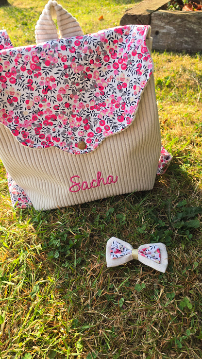 Sac à dos maternelle Léonie personnalisé, rabat fleuri rose, prénom brodé, en extérieur