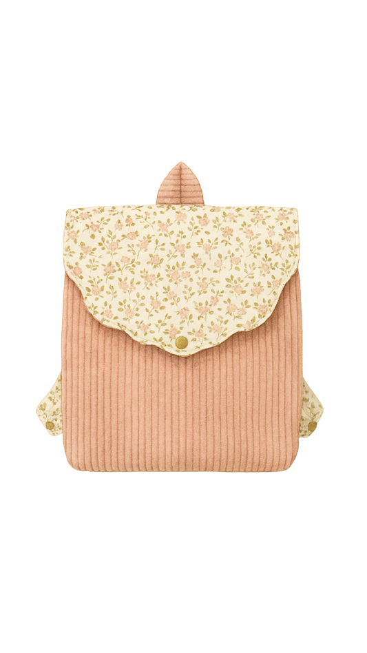 Sac bébé fille personnalisé Léonie, velours rose poudré et rabat fleuri festonné – fait main par Lil'O'Zelle