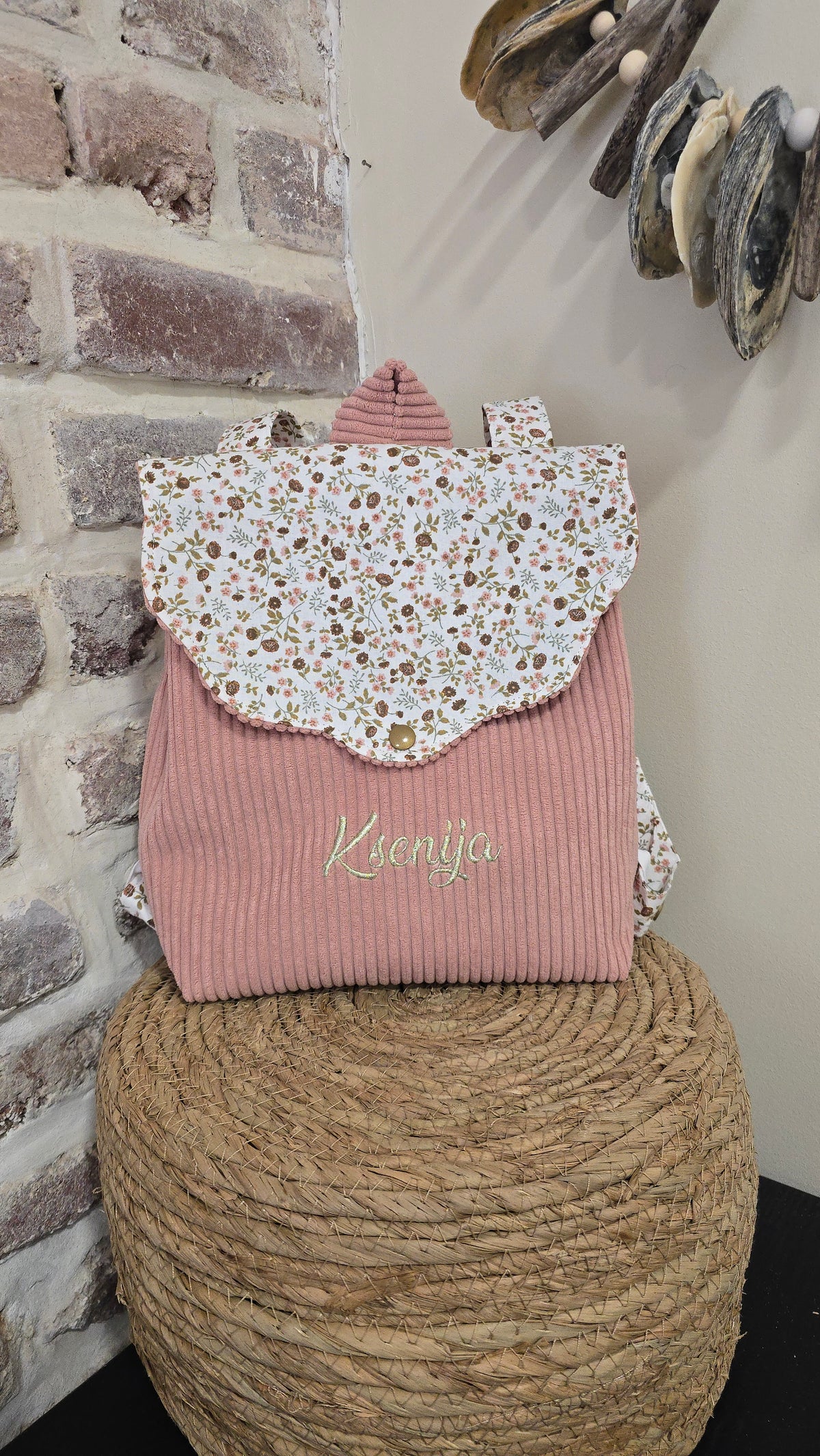 Sac à dos maternelle Léonie personnalisé, velours rose et rabat fleuri, prénom brodé