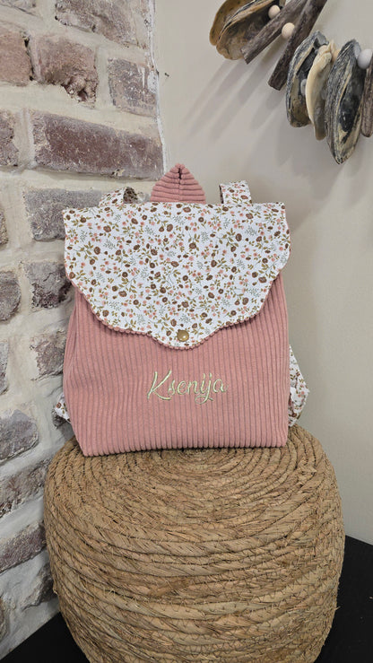 Sac à dos maternelle Léonie personnalisé, velours rose et rabat fleuri, prénom brodé