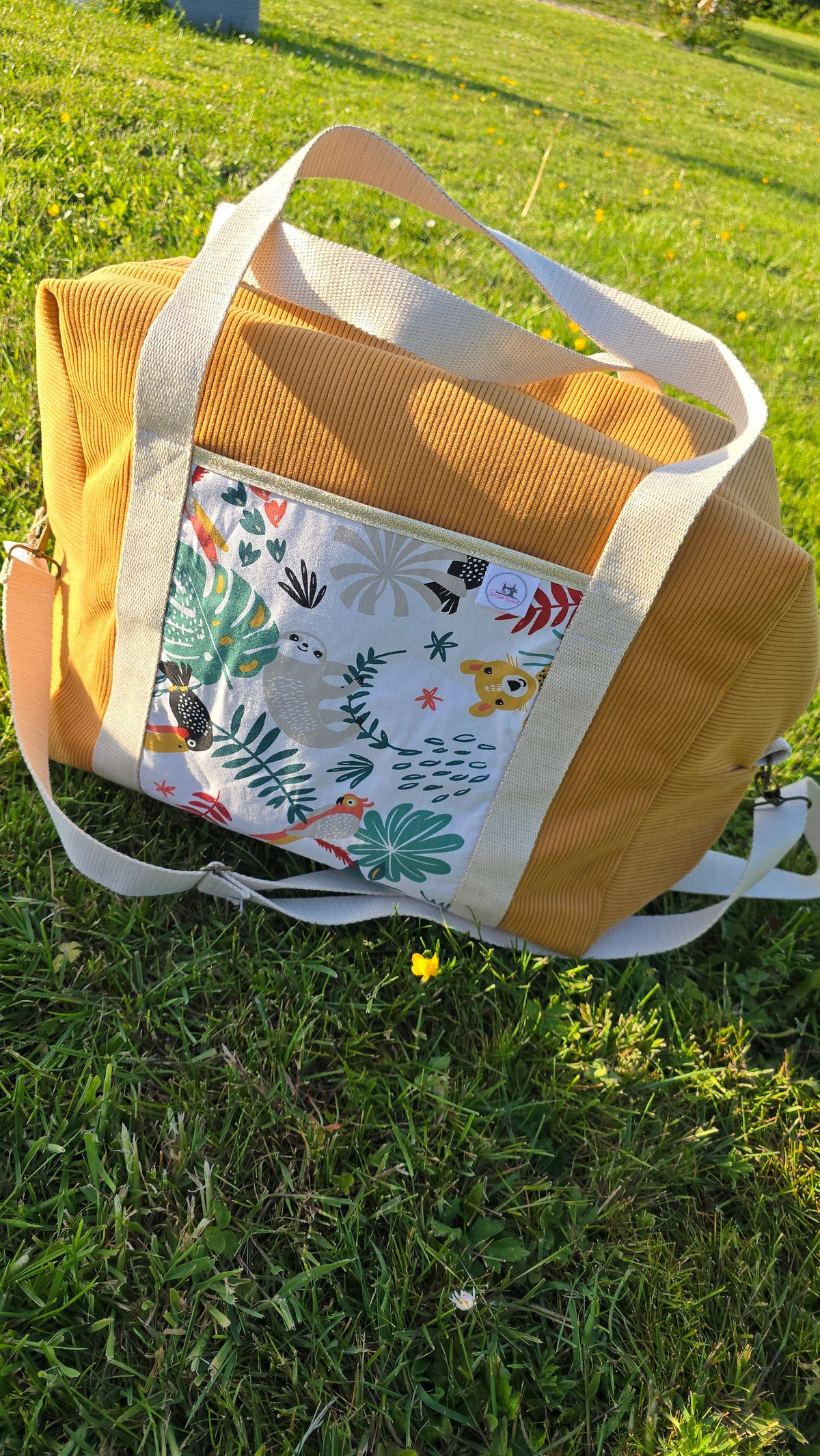 Sac à langer personnalisé, moutarde et poche fleurie, en extérieur