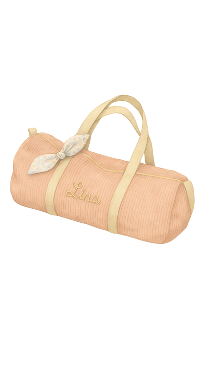 Sac polochon femme personnalisé en velours rose poudré, nœud fleuri amovible, prénom brodé, fait main par Lil'O'Zelle