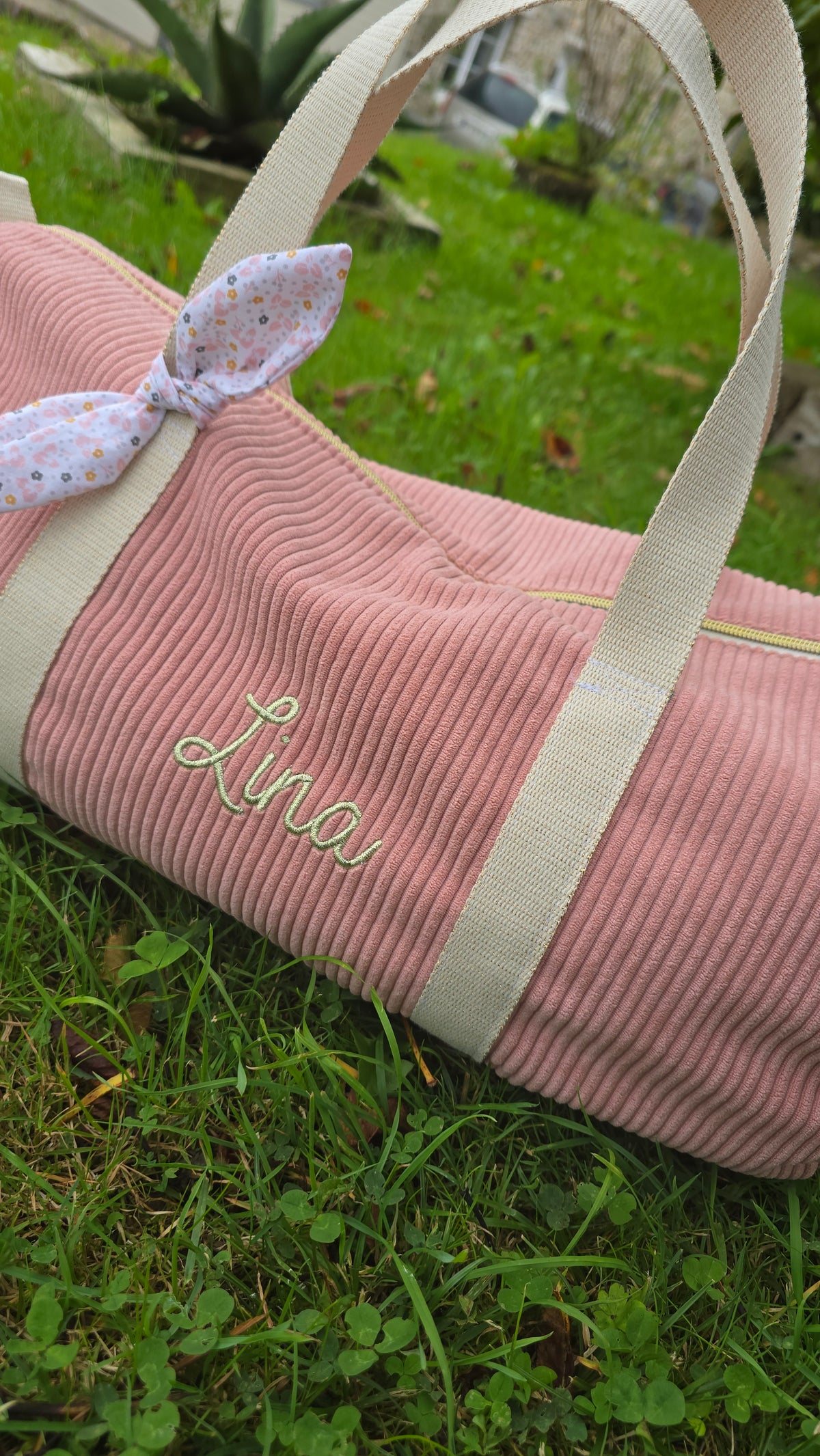 Sac polochon bébé personnalisé, velours rose, prénom brodé, en extérieur