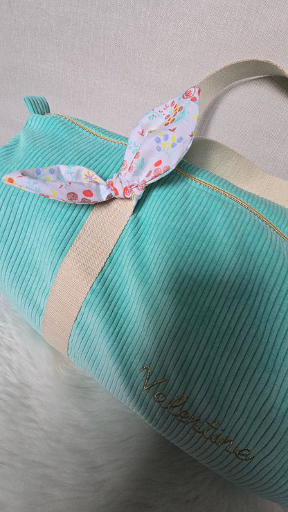 Sac polochon bébé personnalisé, velours turquoise avec nœud fleuri