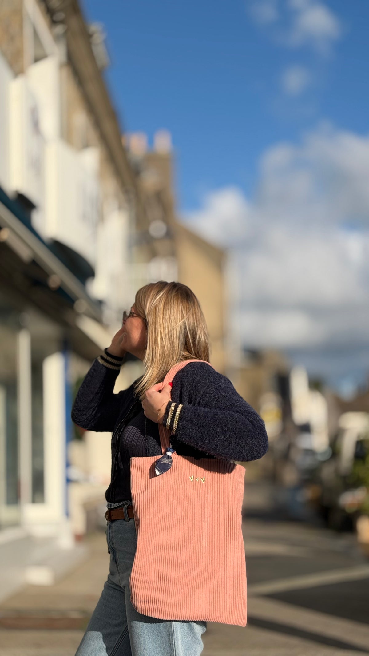 Tote bag velours côtelé Soléa prêt à partir, porté à l'épaule, velours corail – fait main par Lil'O'Zelle