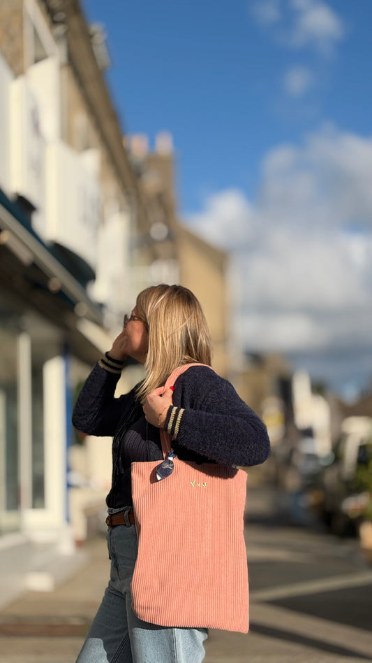 Tote bag velours côtelé Soléa prêt à partir, porté à l'épaule, velours corail – fait main par Lil'O'Zelle