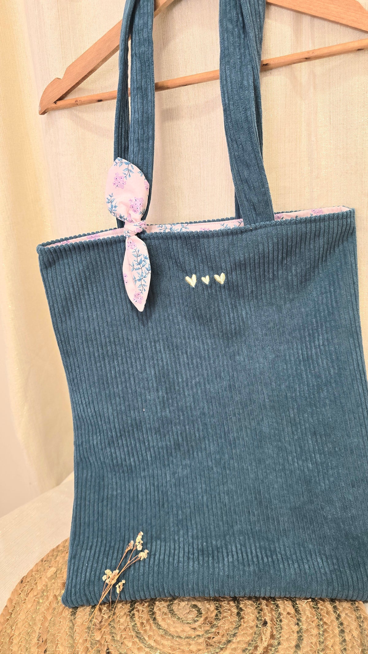 Totebag velours Soléa, velours bleu canard, nœud fleuri et cœurs brodés