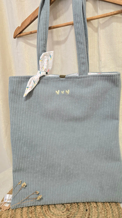 Totebag velours Soléa, velours bleu glacier, nœud fleuri et cœurs brodés