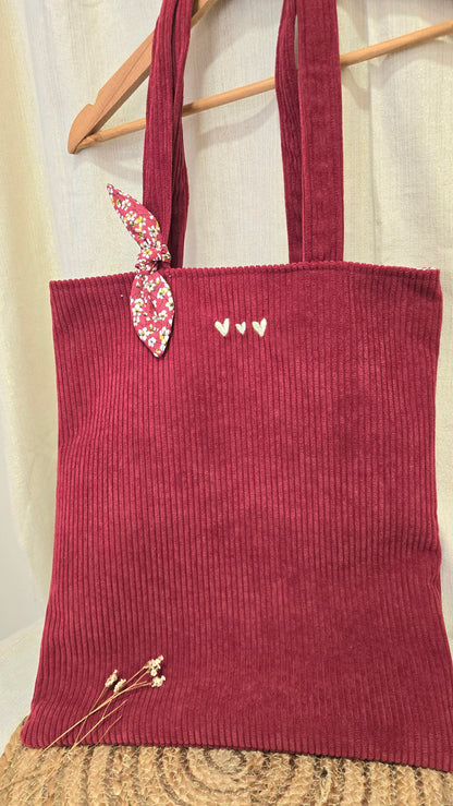 Totebag velours Soléa, velours bordeaux, nœud fleuri et cœurs brodés