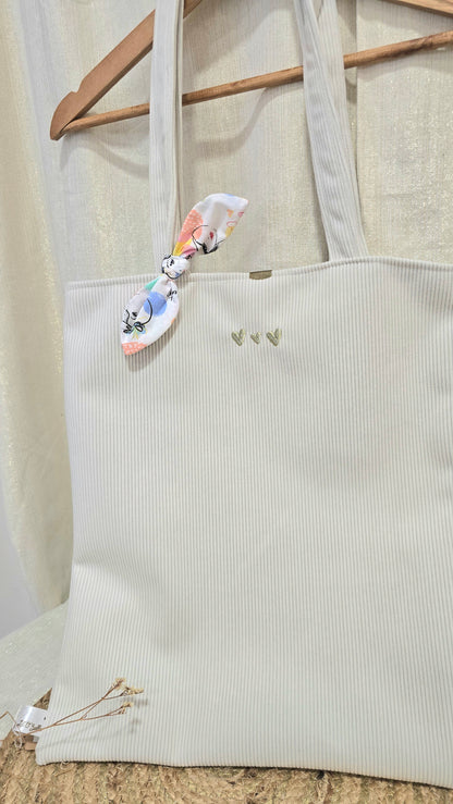Totebag velours Soléa, velours écru, nœud fleuri et cœurs brodés