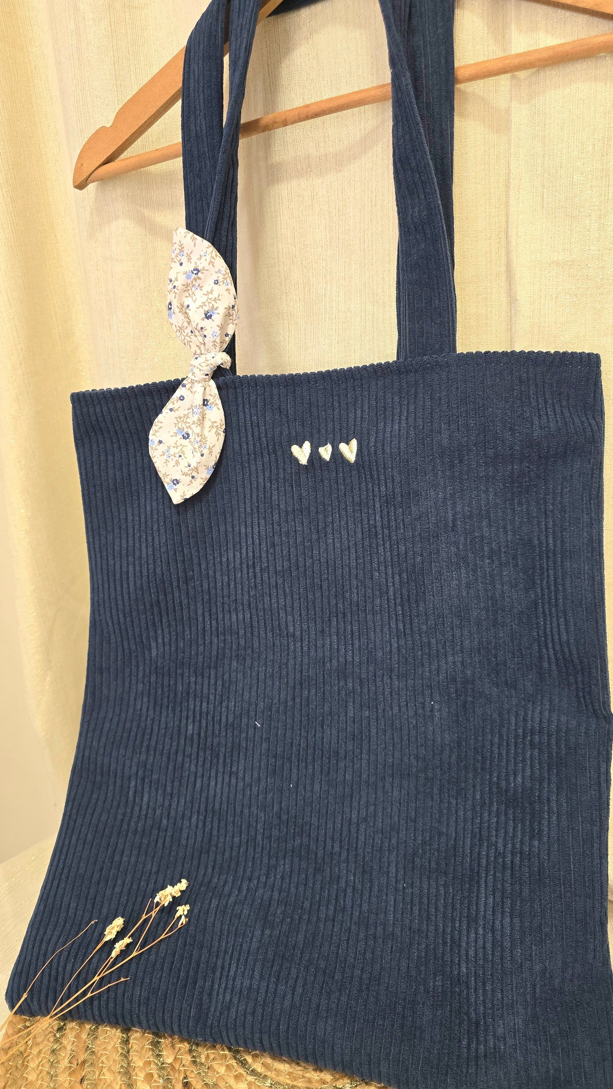 Totebag velours Soléa, velours marine, nœud fleuri et cœurs brodés