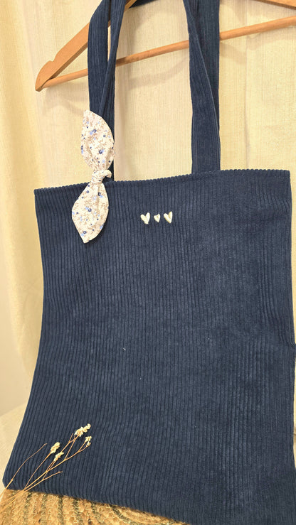 Totebag velours Soléa, velours marine, nœud fleuri et cœurs brodés