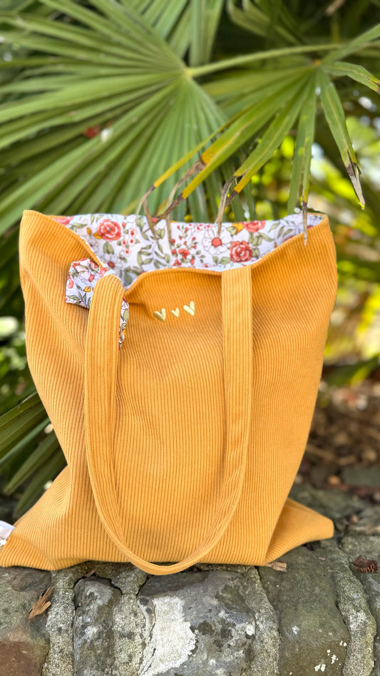 Totebag velours Soléa, velours moutarde et intérieur fleuri, en extérieur