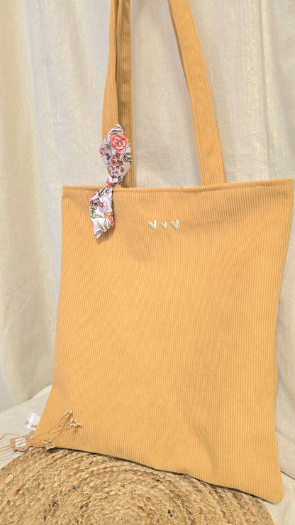 Totebag velours Soléa, velours moutarde, nœud fleuri et cœurs brodés