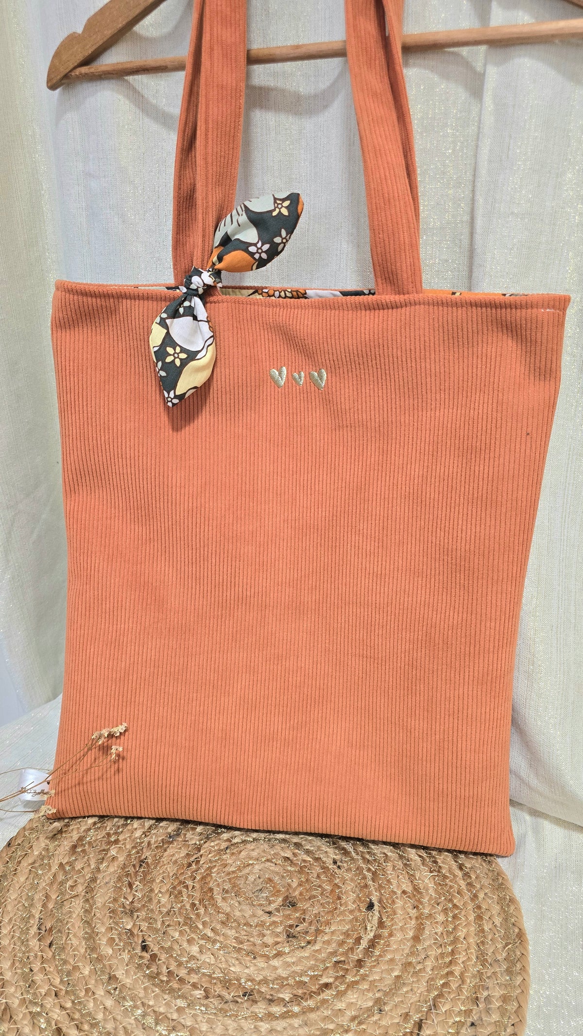 Totebag velours Soléa, velours orange, nœud fleuri et cœurs brodés