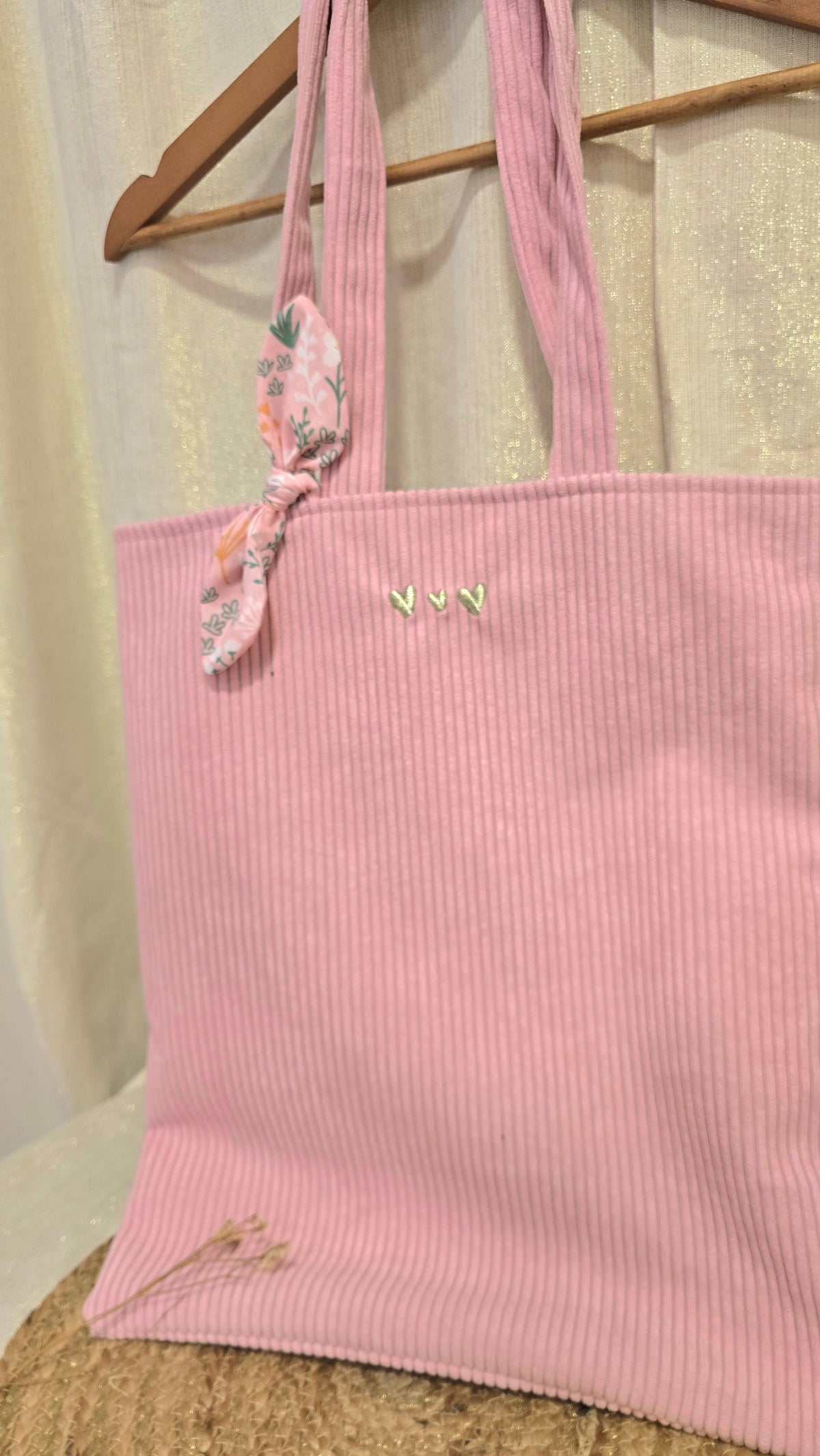 Totebag velours Soléa, velours rose bonbon, nœud fleuri et cœurs brodés