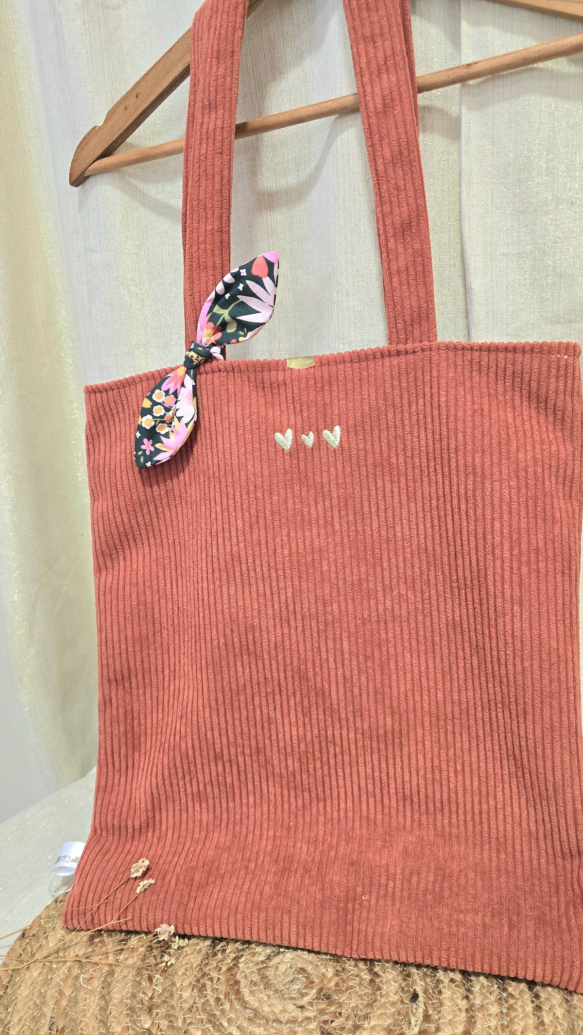 Totebag velours Soléa, velours terracotta, nœud fleuri et cœurs brodés