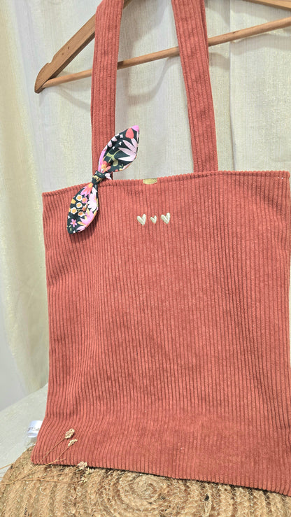 Totebag velours Soléa, velours terracotta, nœud fleuri et cœurs brodés