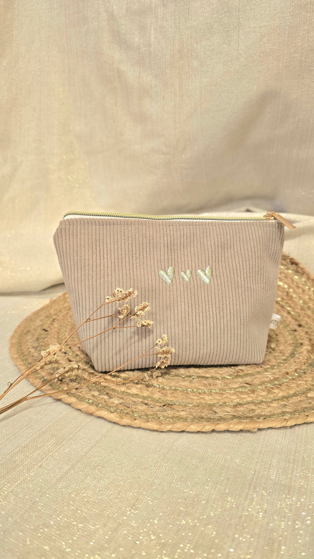 Trousse Mini Calisia, velours beige, cœurs brodés
