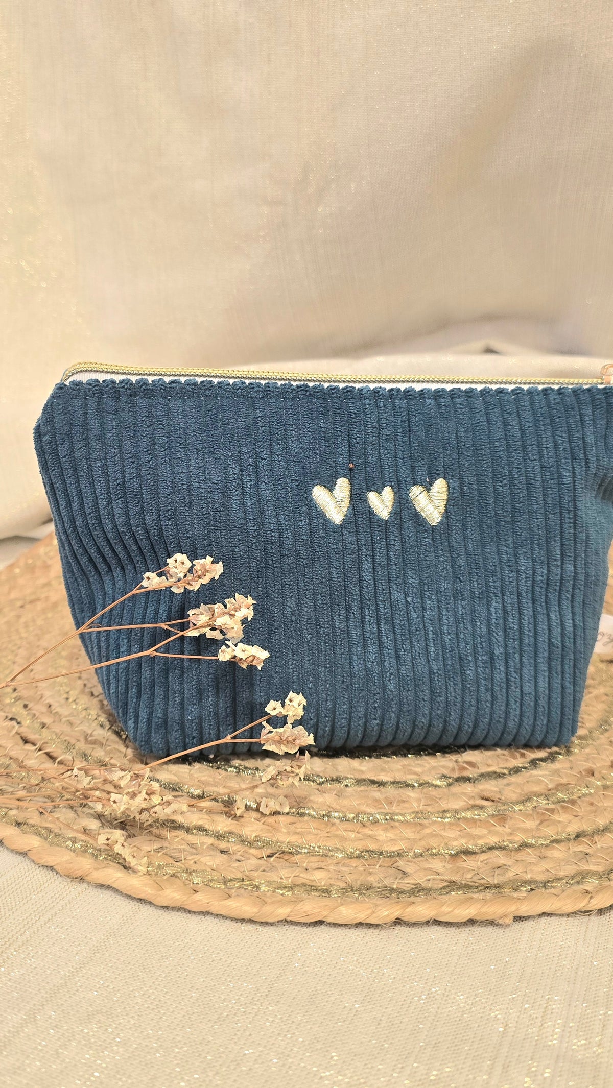Trousse Mini Calisia, velours bleu canard, cœurs brodés