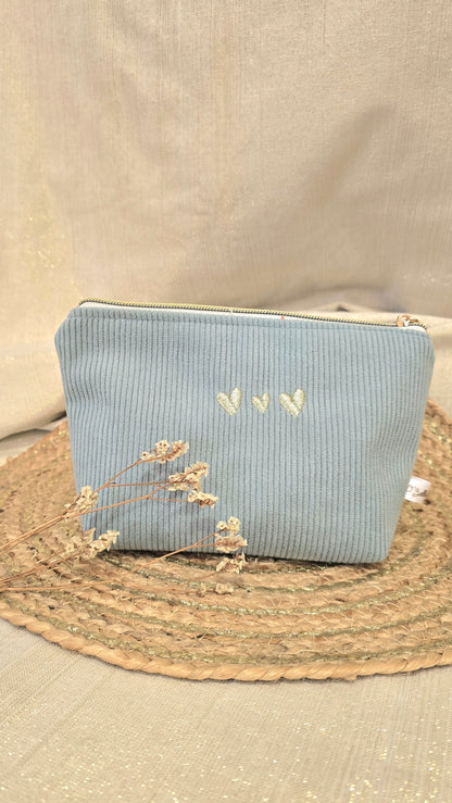 Trousse Mini Calisia, velours bleu glacier, cœurs brodés
