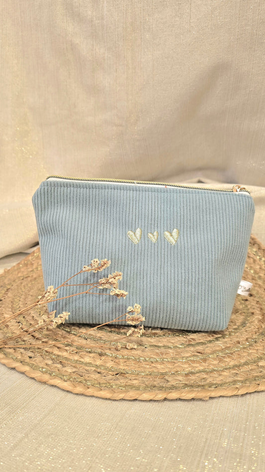 Trousse Mini Calisia, velours bleu glacier, cœurs brodés