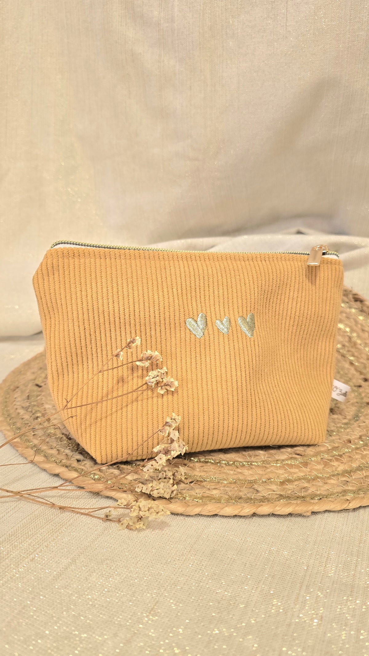 Trousse Mini Calisia, velours moutarde, cœurs brodés