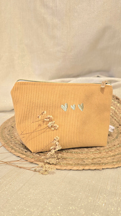 Trousse Mini Calisia, velours moutarde, cœurs brodés
