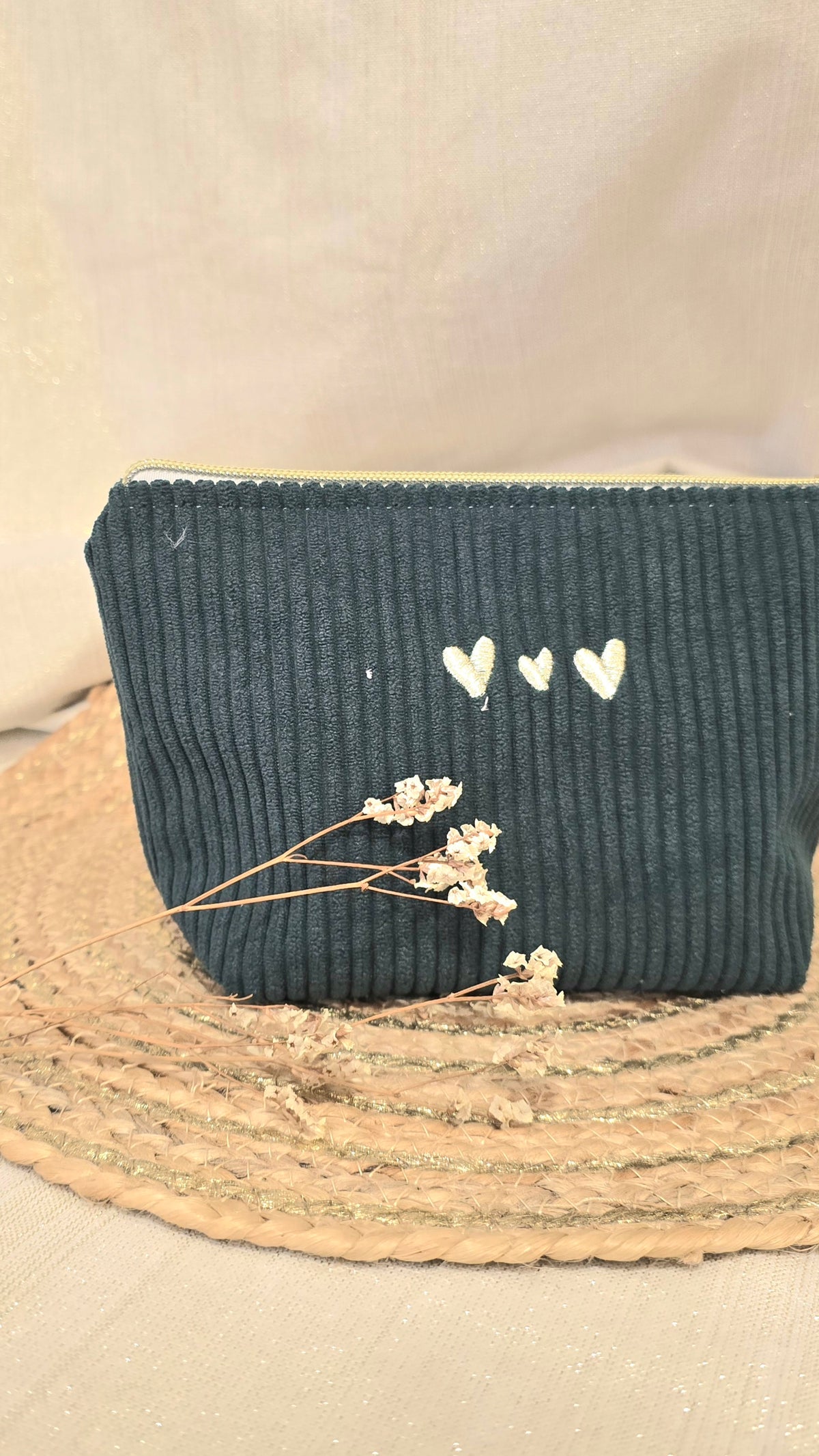 Trousse Mini Calisia, velours vert canard, cœurs brodés