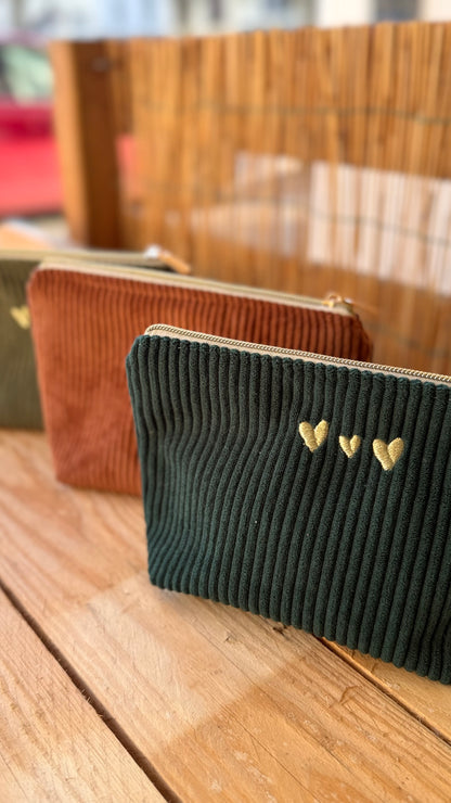 Petites trousses de toilette en velours vert sapin et terracotta, cœurs brodés, fait main par Lil'O'Zelle