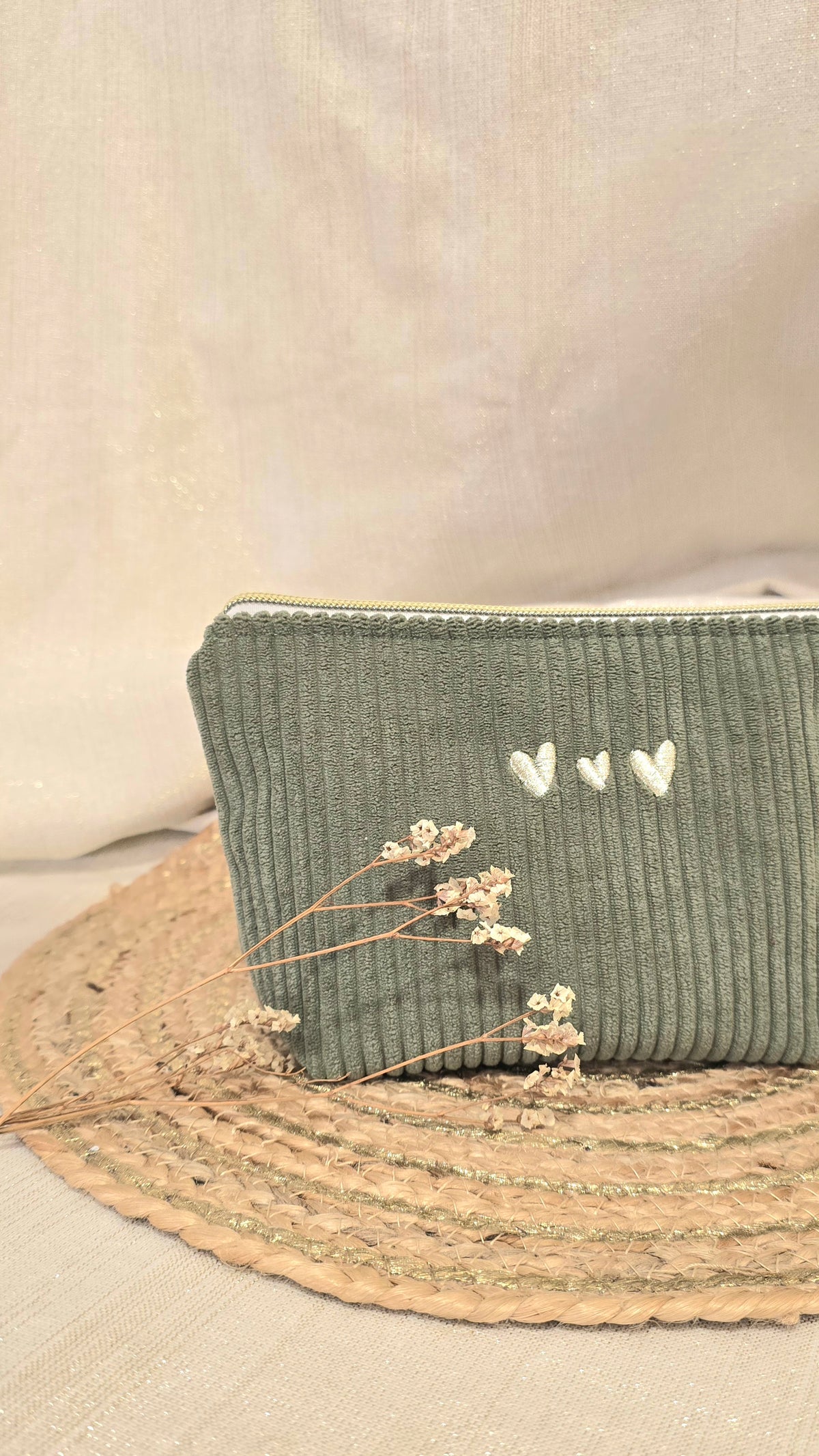Trousse Mini Calisia, velours vert sauge, cœurs brodés