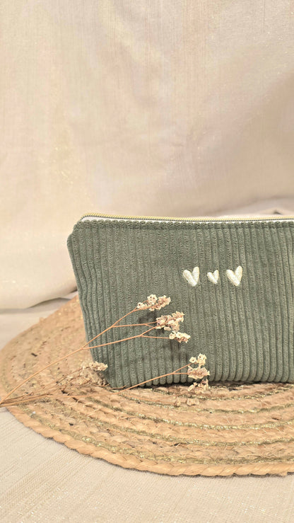 Trousse Mini Calisia, velours vert sauge, cœurs brodés