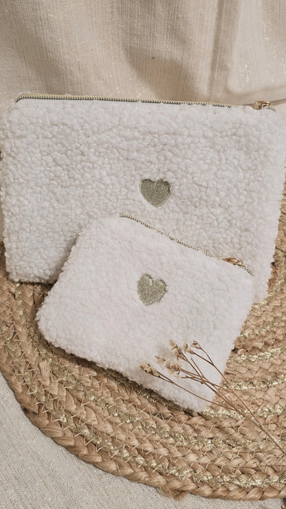 Trousse plate Tilia, duo en moumoute écrue, cœur brodé