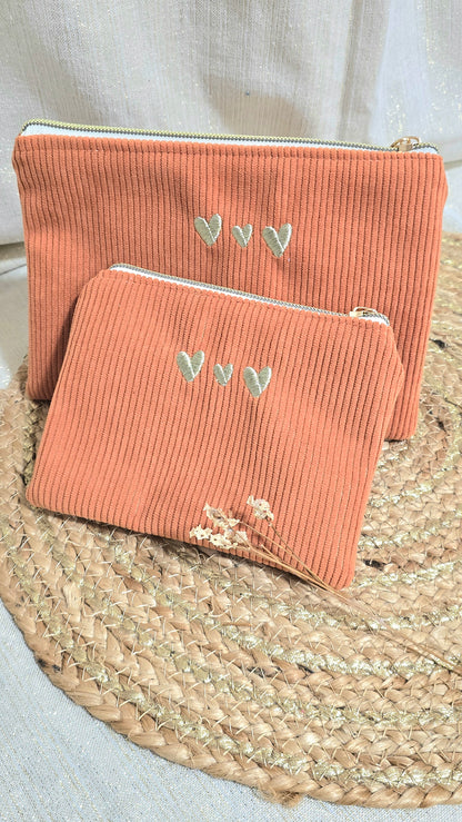 Trousse plate Tilia, duo en velours orange, cœurs brodés