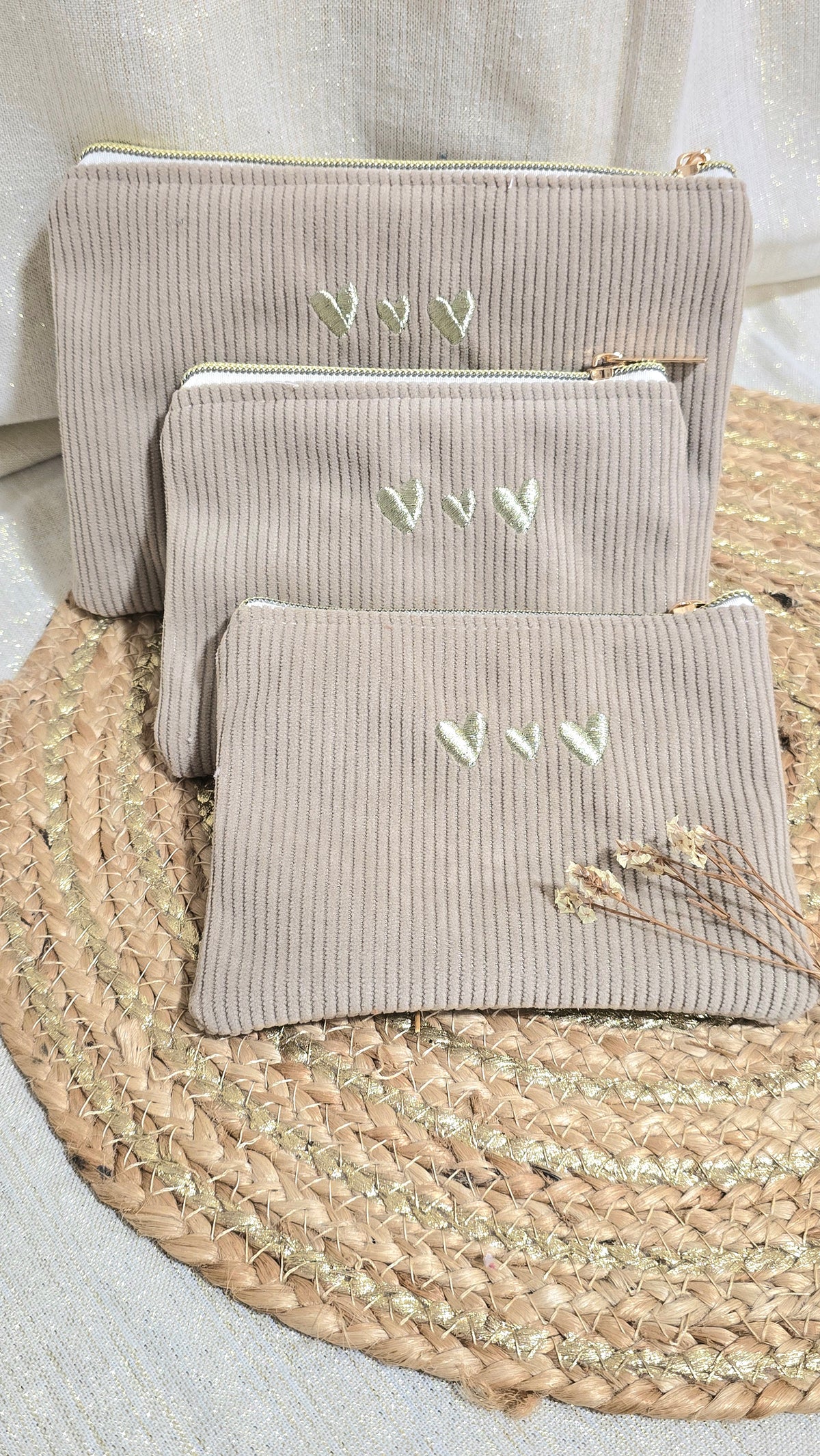 Trousse plate Tilia, trio en velours beige, cœurs brodés